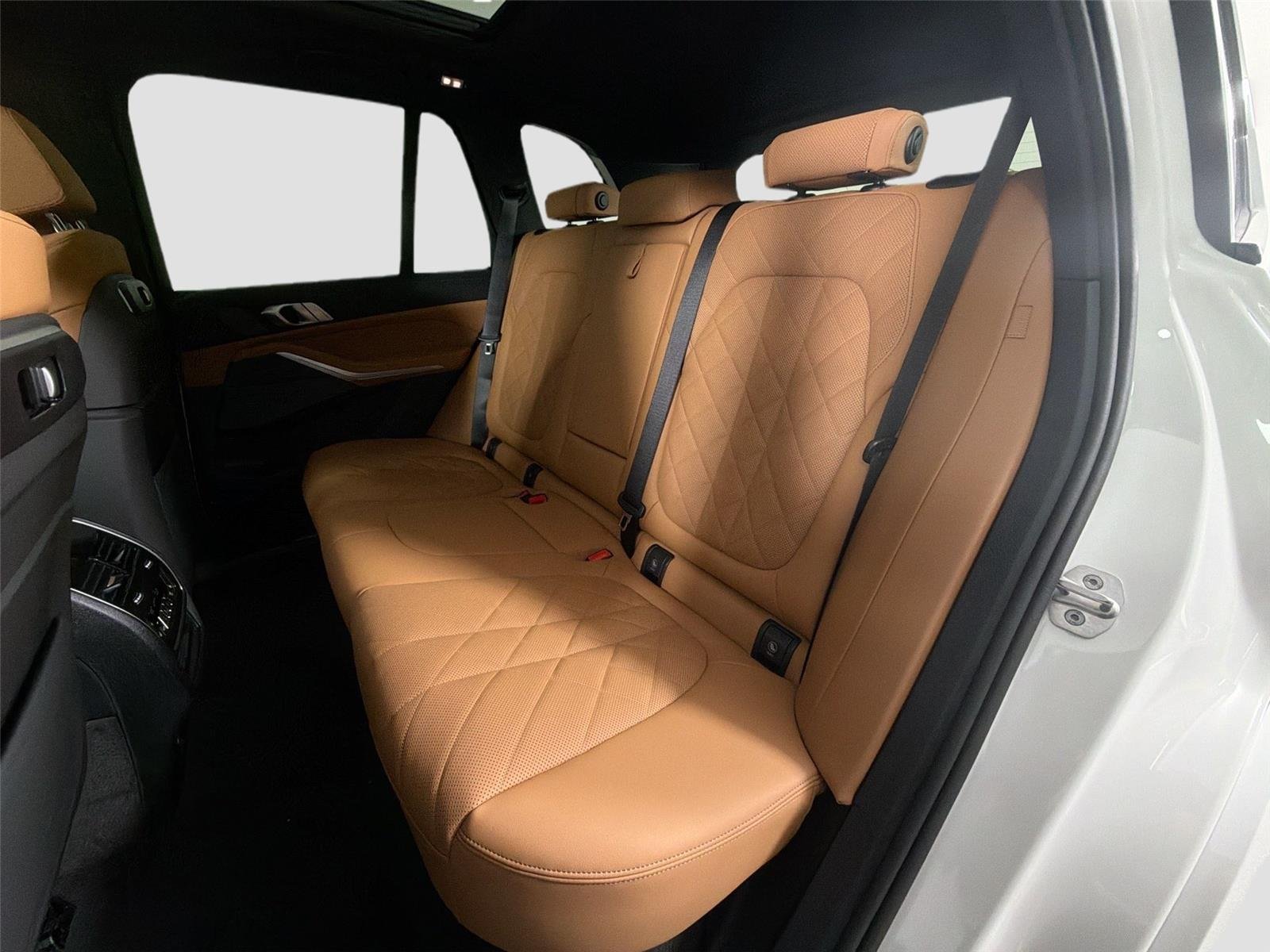 New 2026 Mineral White Metallic BMW xDrive40i image 23