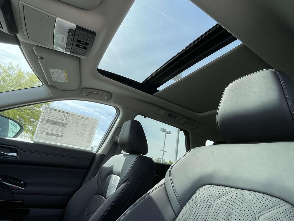 New 2026 Boulder Gray Pearl / Super Black Two-tone Nissan Platinum image 16