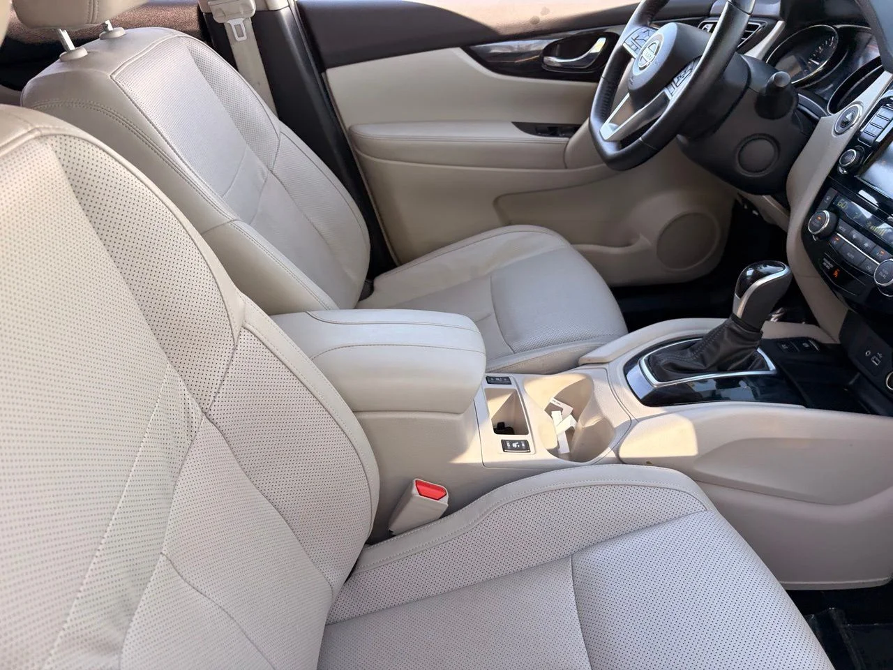Used 2022 Pearl White Tricoat Nissan SL image 11