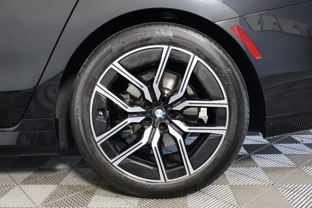 Used 2025 Black Sapphire Metallic BMW 740i image 16