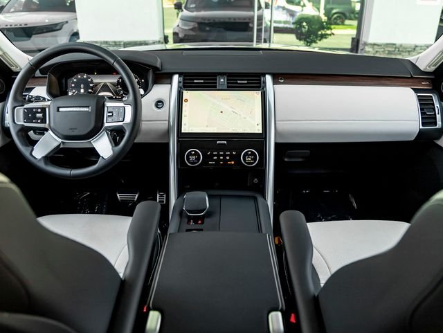 Certified Used 2025 Charente Gray Premium Metallic Land Rover Dynamic SE image 18