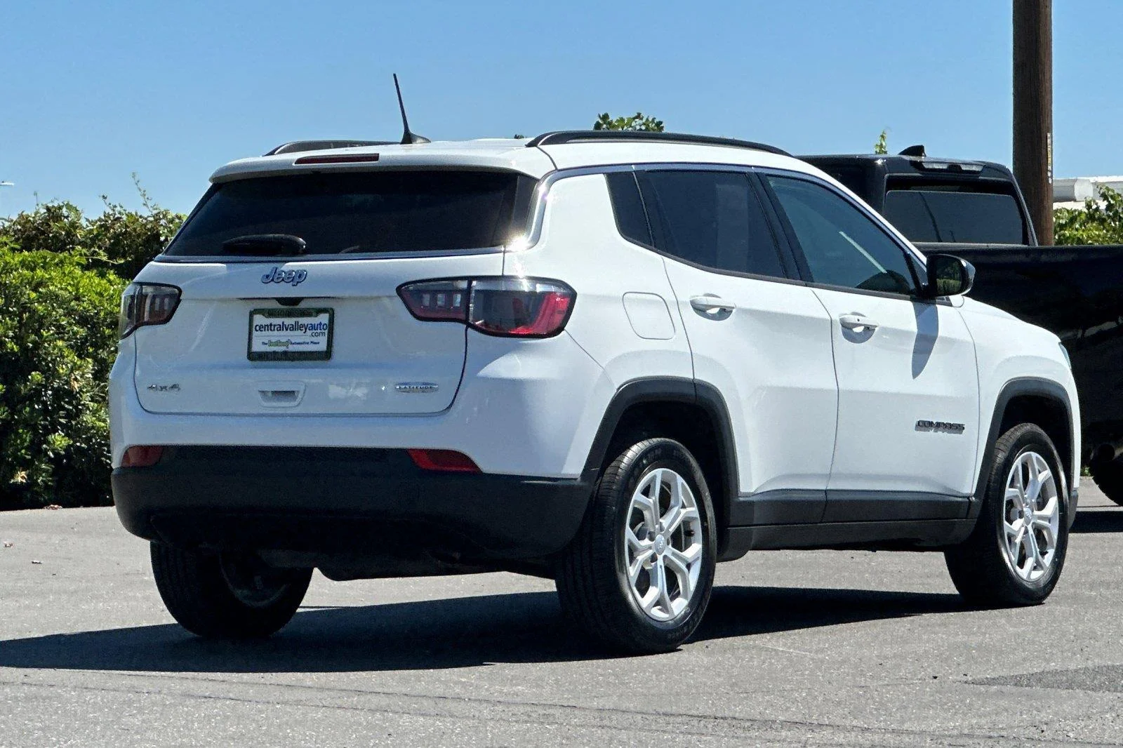 Used 2024 Bright White Clearcoat Jeep Latitude image 4