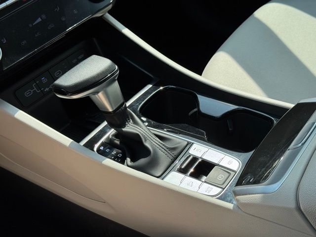 Used 2025 White Hyundai SEL image 30
