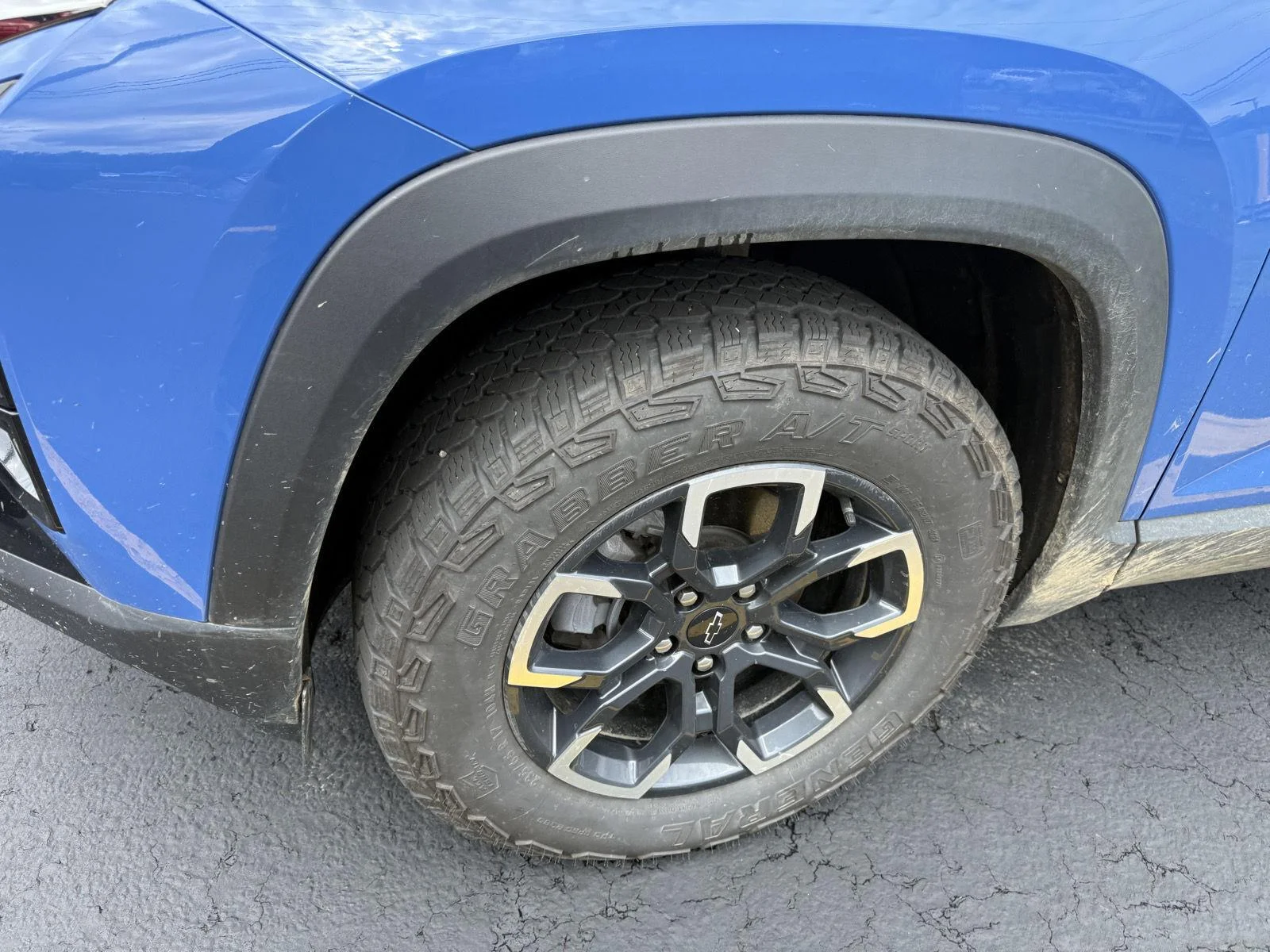 Used 2025 Reef Blue Metallic Chevrolet AWD ACTIV image 4
