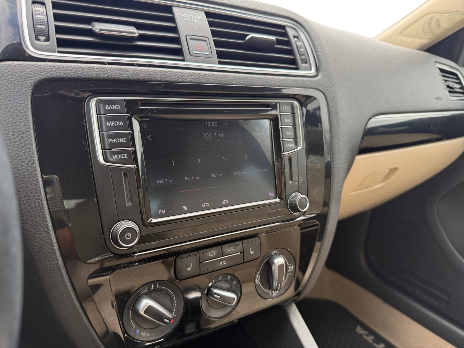 Used 2016  Volkswagen  image 12