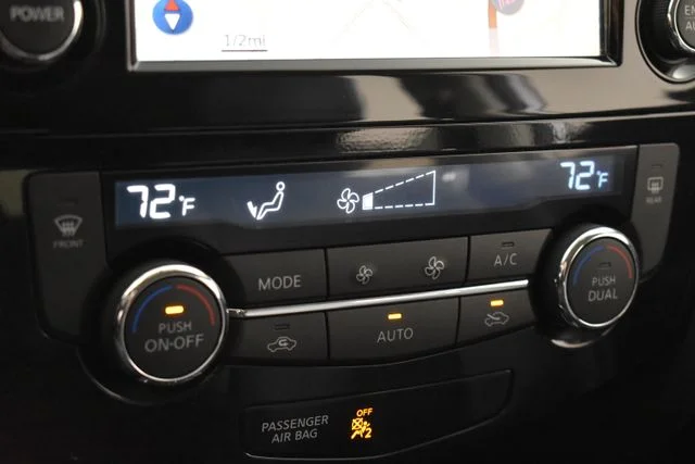Used 2016 Silver Nissan SL image 26