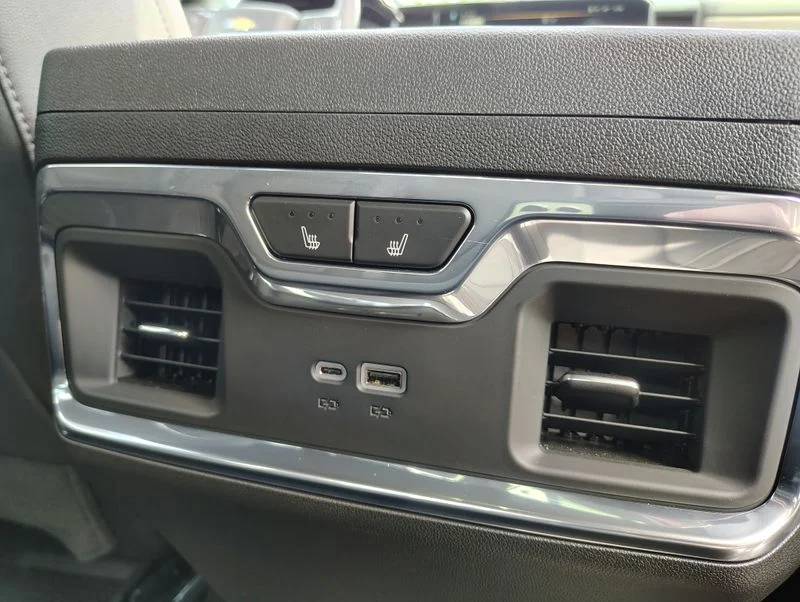 Used 2025 Beige Chevrolet High Country image 31