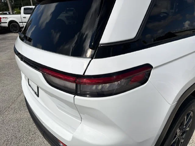 New 2027 Bright White Clear-Coat Paint Jeep Laredo Altitude image 9
