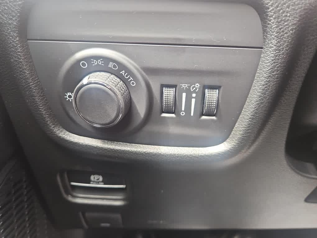 New 2026 Silver Zynith Jeep Laredo Altitude image 24