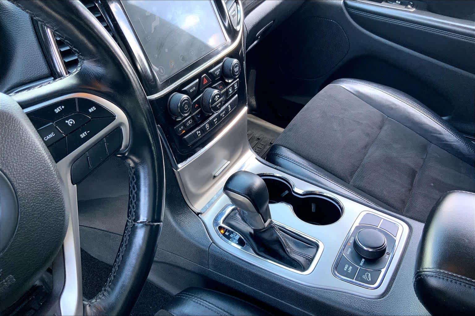 Used 2022 Sting-Gray Clearcoat Jeep Laredo X image 16