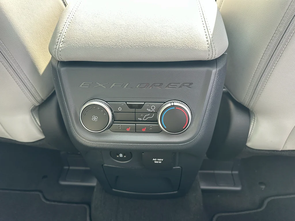 New 2026 Star White Met Tri-Coat Ford Platinum image 35