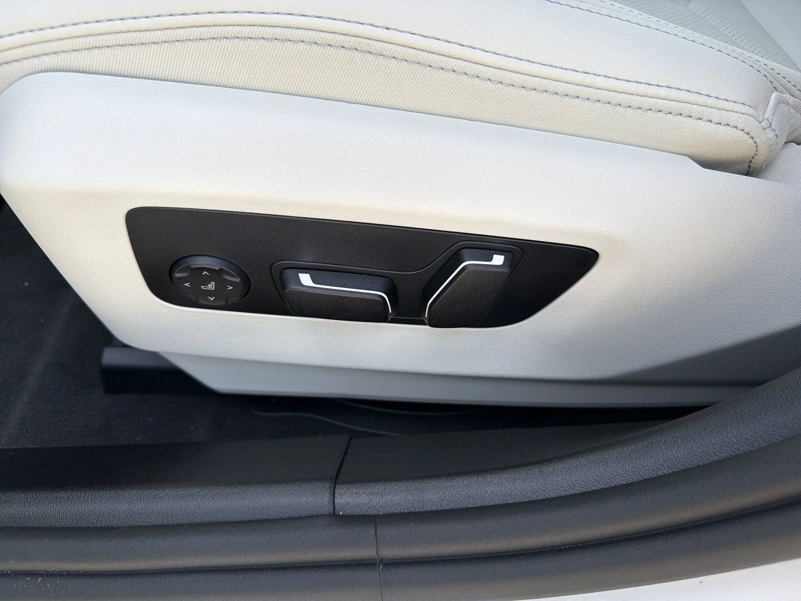 New 2027 Alpine White BMW 530i xDrive image 25