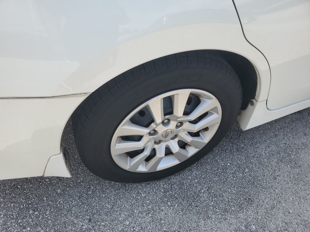 Used 2017 White Nissan 2.5 S image 5