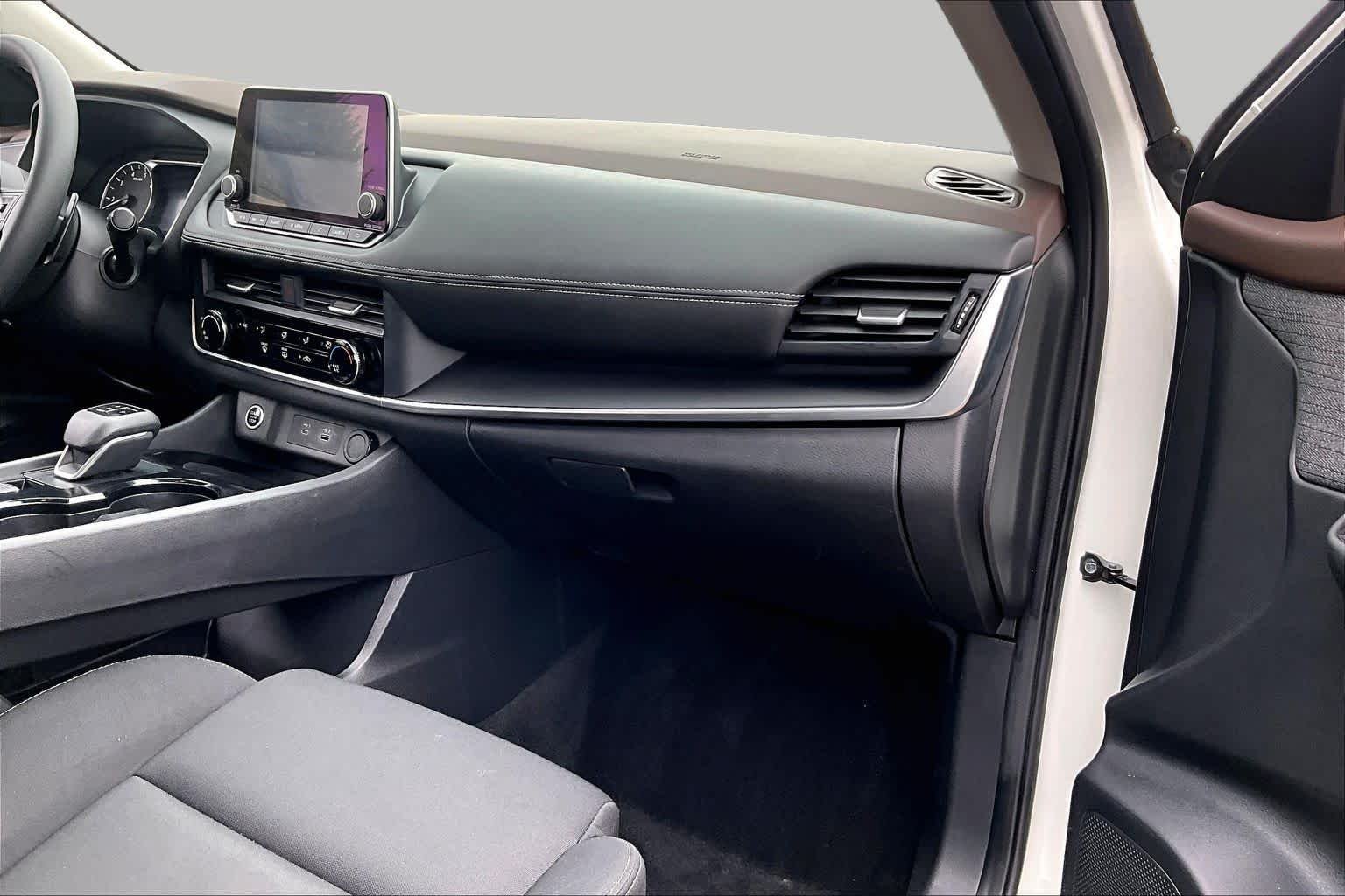 Used 2023 Glacier White Nissan S image 18