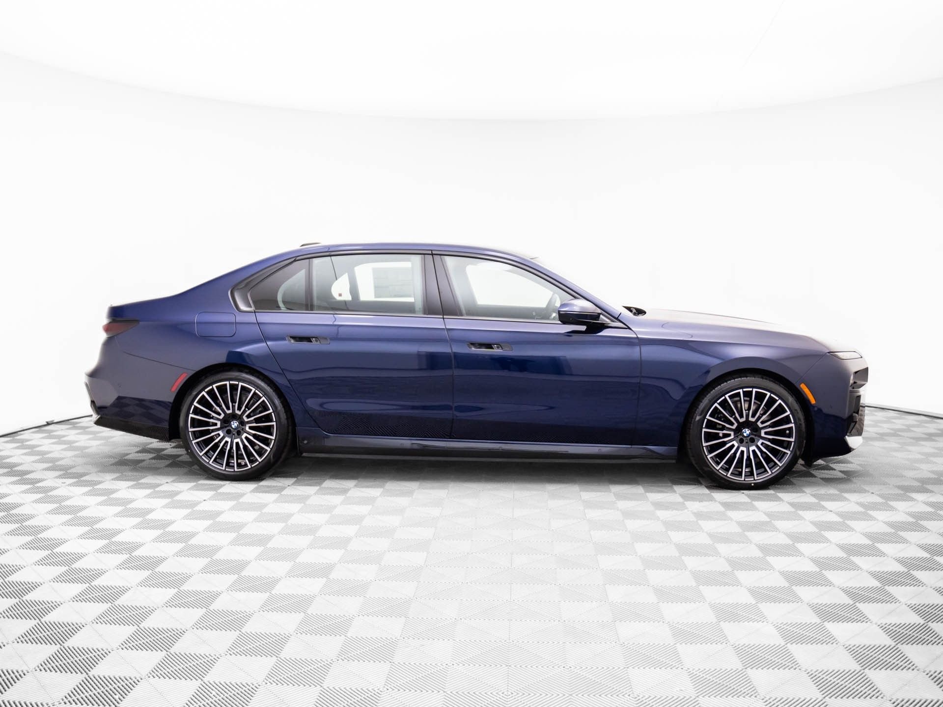 New 2026 Tanzanite Blue II Metallic BMW 750e xDrive image 7