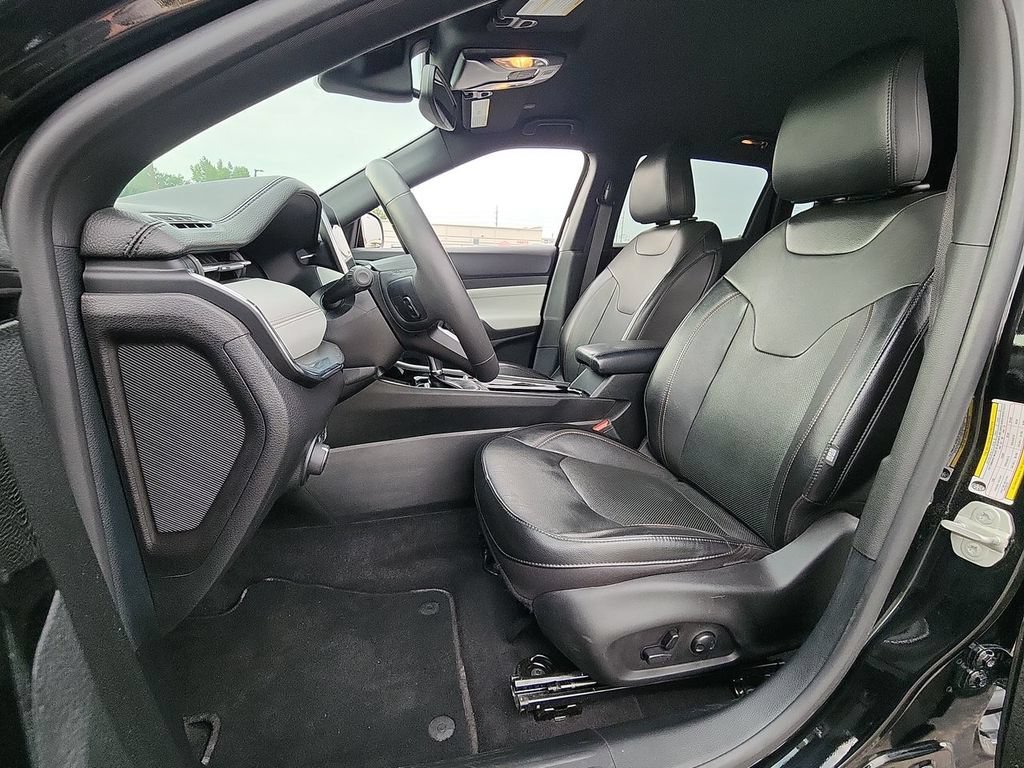 Used 2023  Jeep Limited image 11