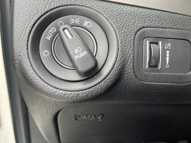 Used 2018 White Dodge Crossroad image 18