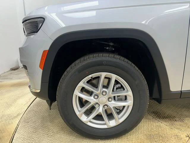 New 2026 Silver Zynith Exterior Paint Jeep Laredo X image 20