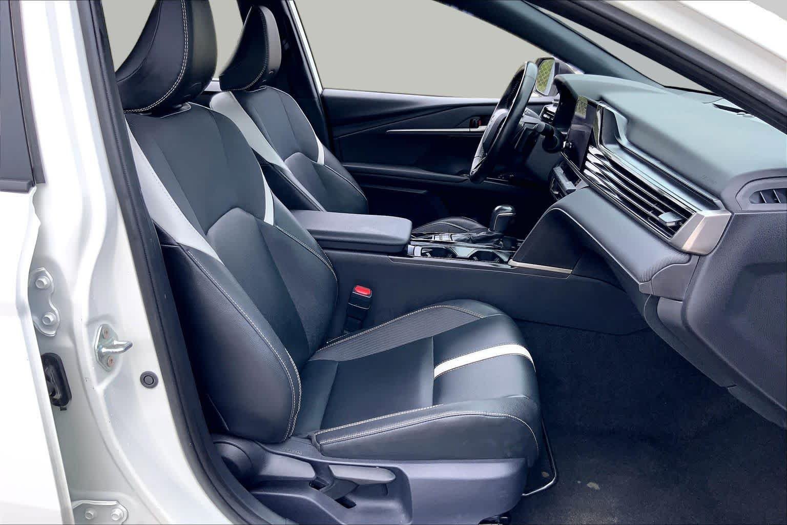 Used 2025 Ice Cap Toyota SE image 9