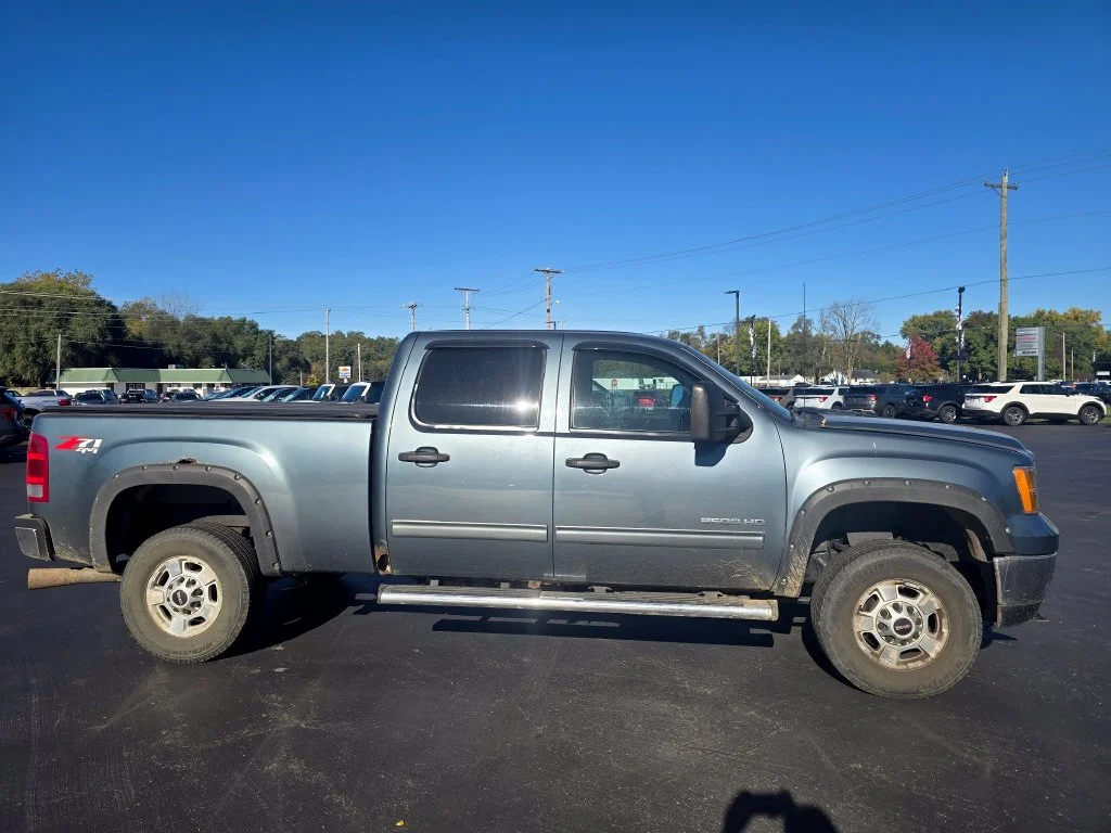 Used 2011 Stealth Gray Metallic GMC SLE image 3