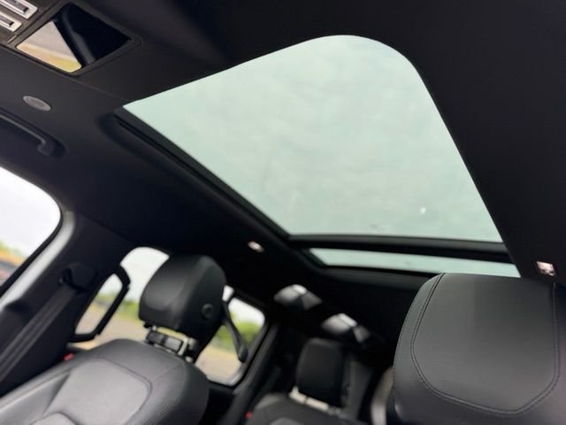 Used 2023 Black Land Rover X-Dynamic SE image 15
