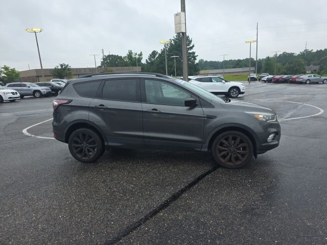Used 2017 Magnetic Ford SE image 2