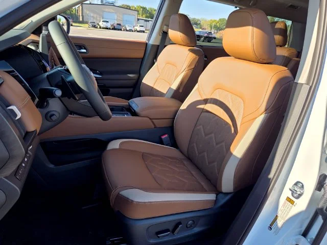 New 2026 Everest White Pearl TriCoat Nissan Platinum image 9
