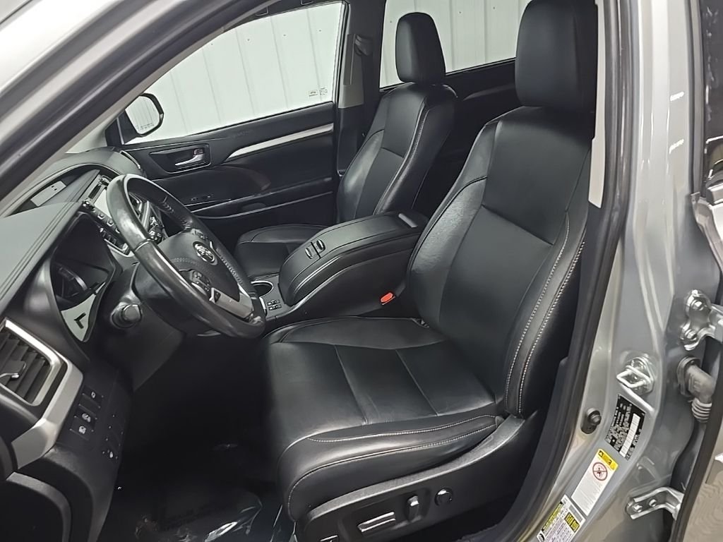 Used 2019 Silver Toyota XLE image 30