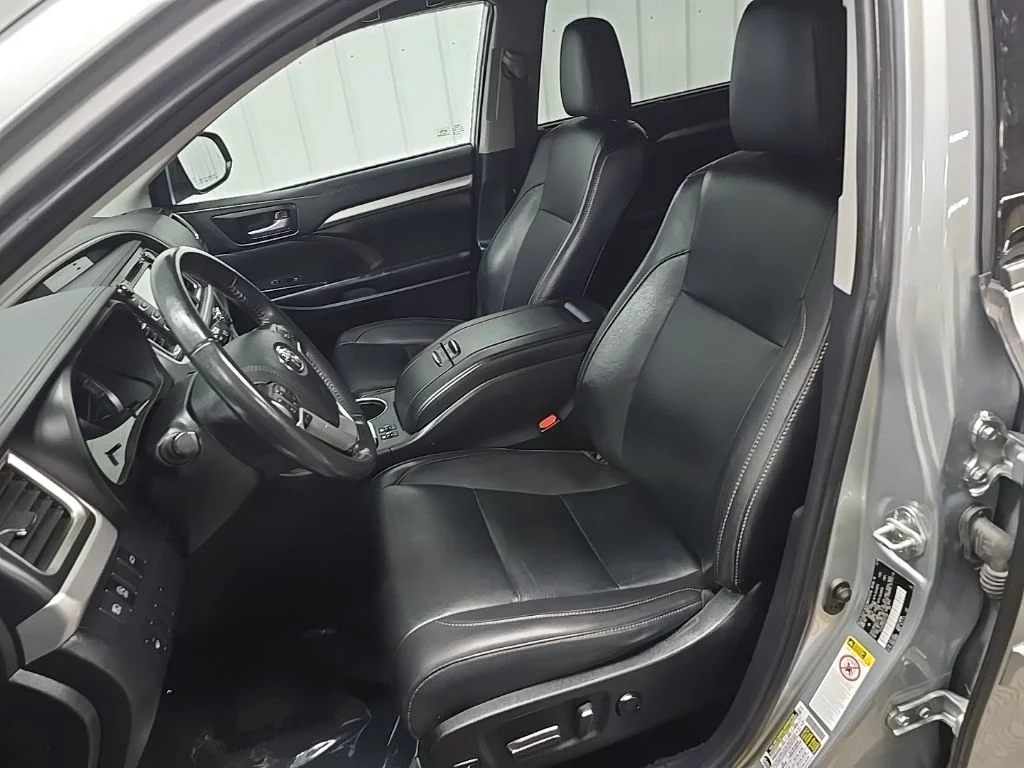 Used 2019 Silver Toyota XLE image 30