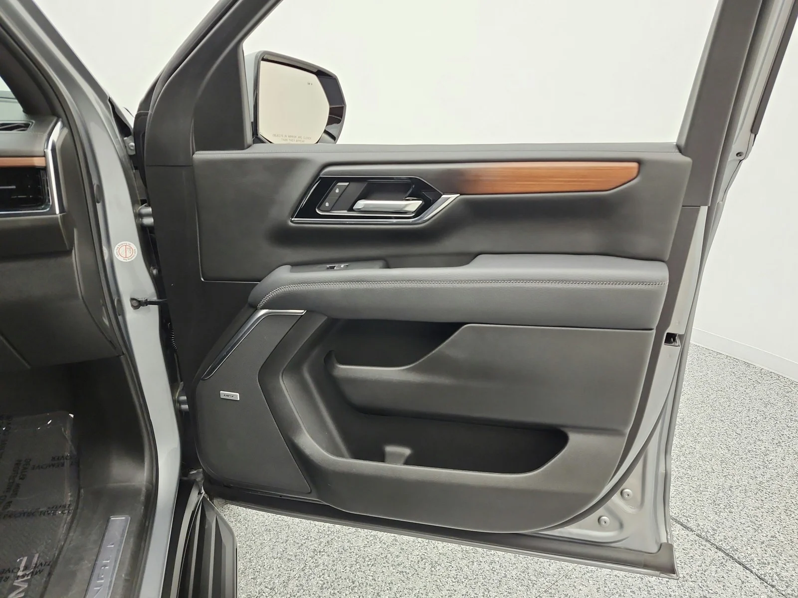 Used 2025 Sterling Metallic GMC 4WD 4dr Denali image 18