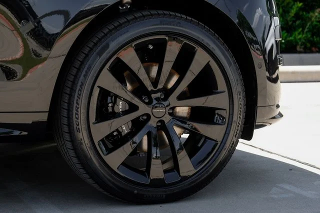 New 2026 Santorini Black Land Rover Dynamic SE image 70
