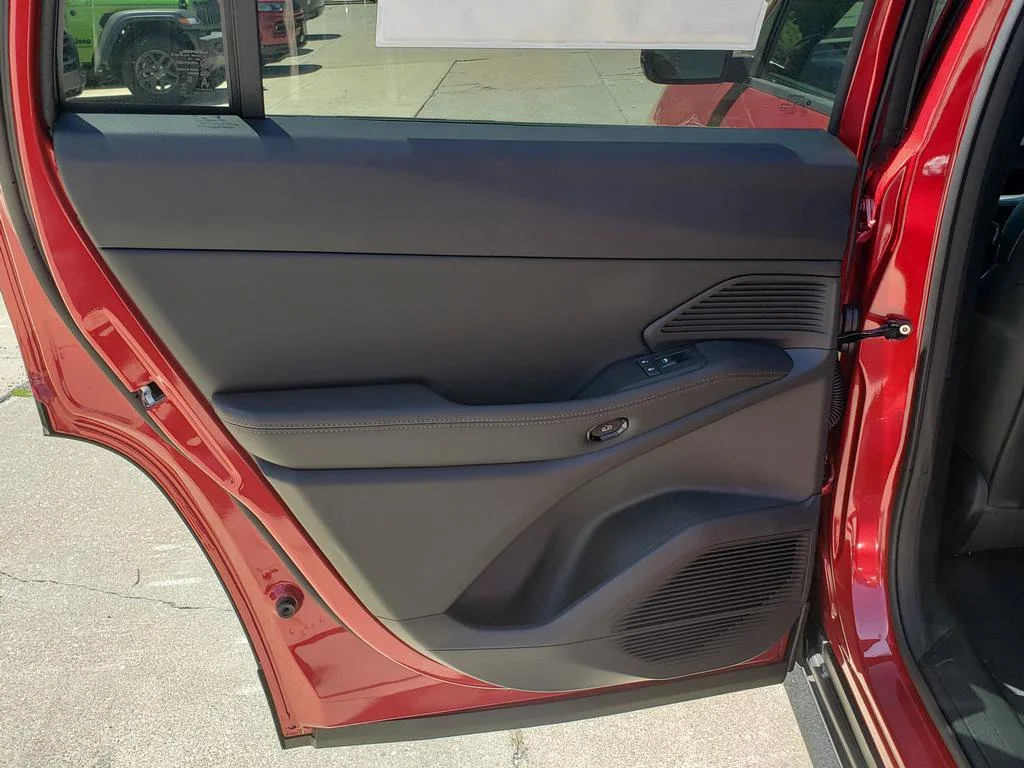 New 2026 Red Hot Pearl-Coat Exterior Paint Jeep Limited image 15