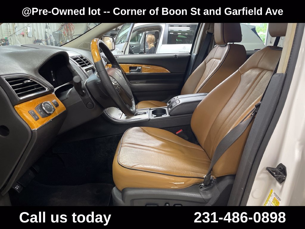 Used 2011  Lincoln Base image 14