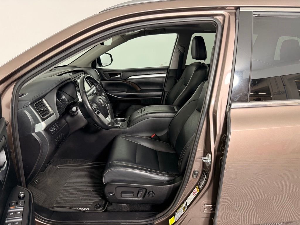 Used 2018 Walnut Toyota XLE image 2