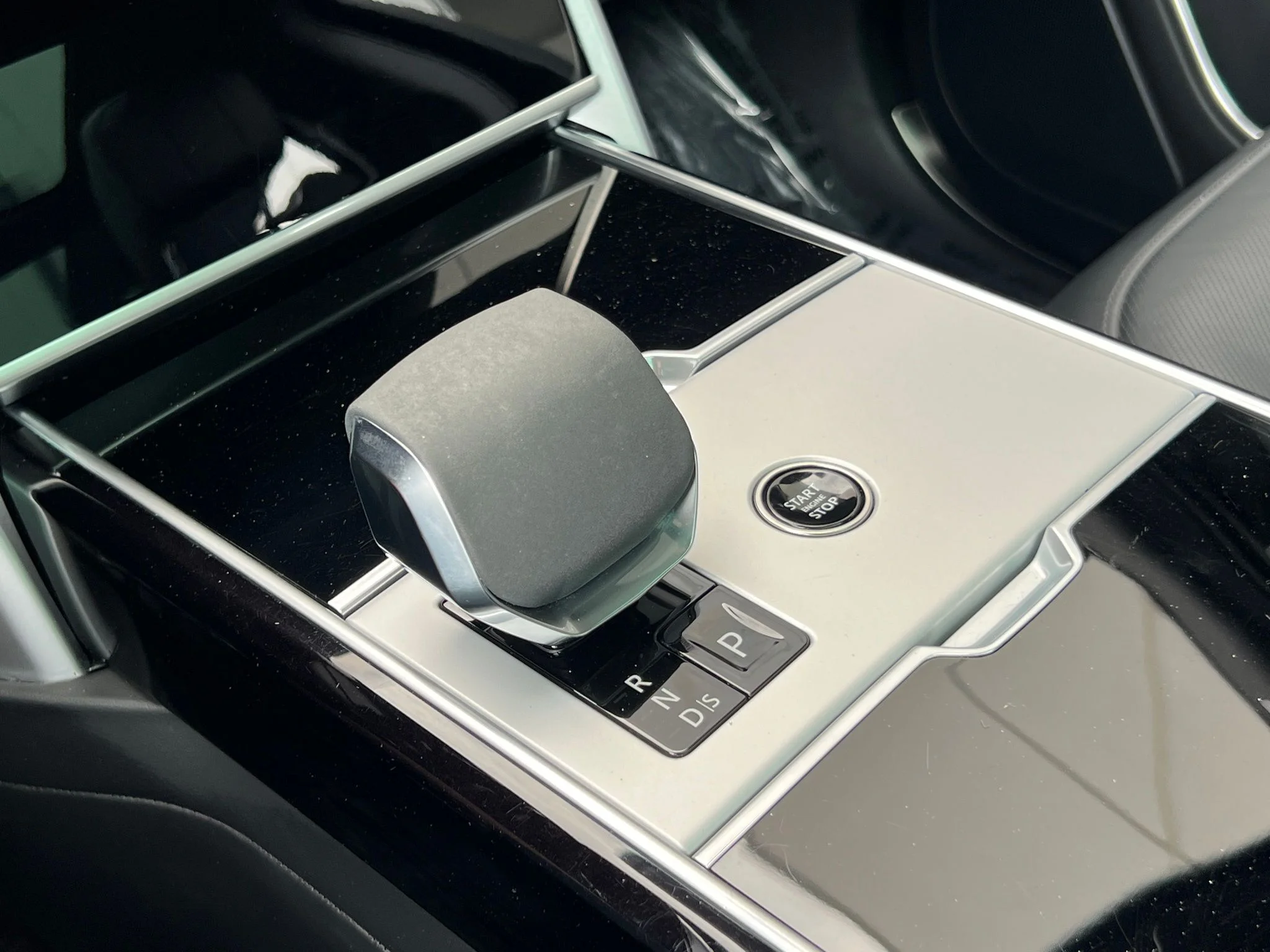 Used 2024 White Land Rover SE image 17