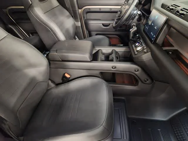Used 2025 Petra Copper Premium Metallic Land Rover OCTA image 3