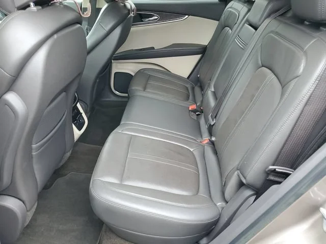 Used 2019 Iced Mocha Prem Lincoln Reserve image 22