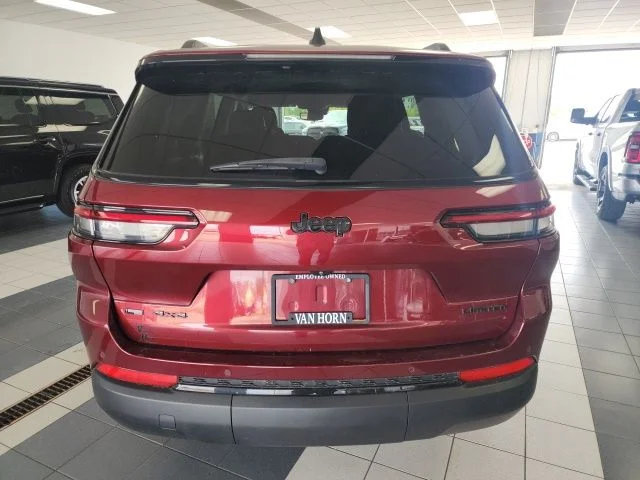 Used 2023 Velvet Jeep Limited image 4