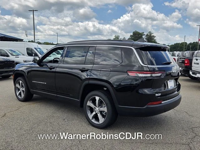 New 2026 Diamond Black Crystal Pearl-Coat Exterior Paint Jeep Limited image 10
