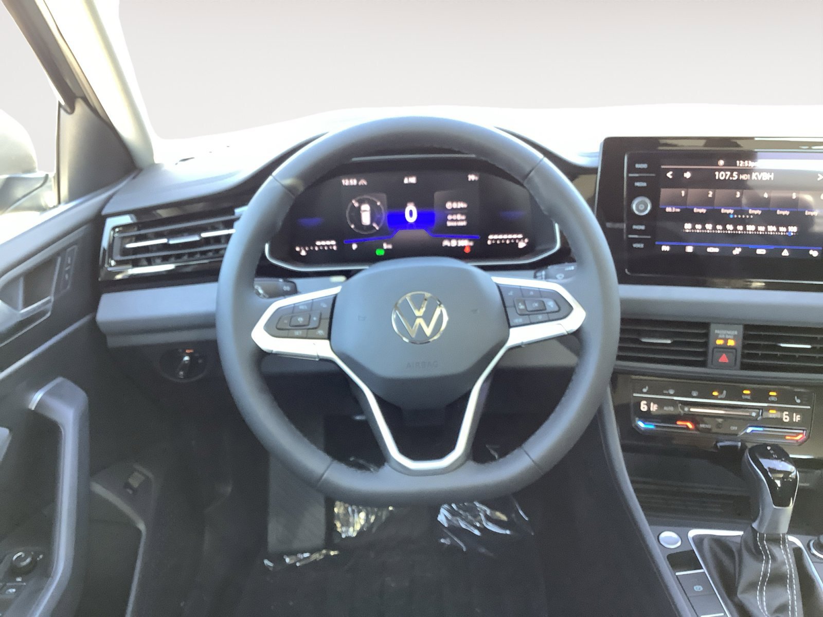 New 2026 PLATINUM GRAY M Volkswagen SE image 15
