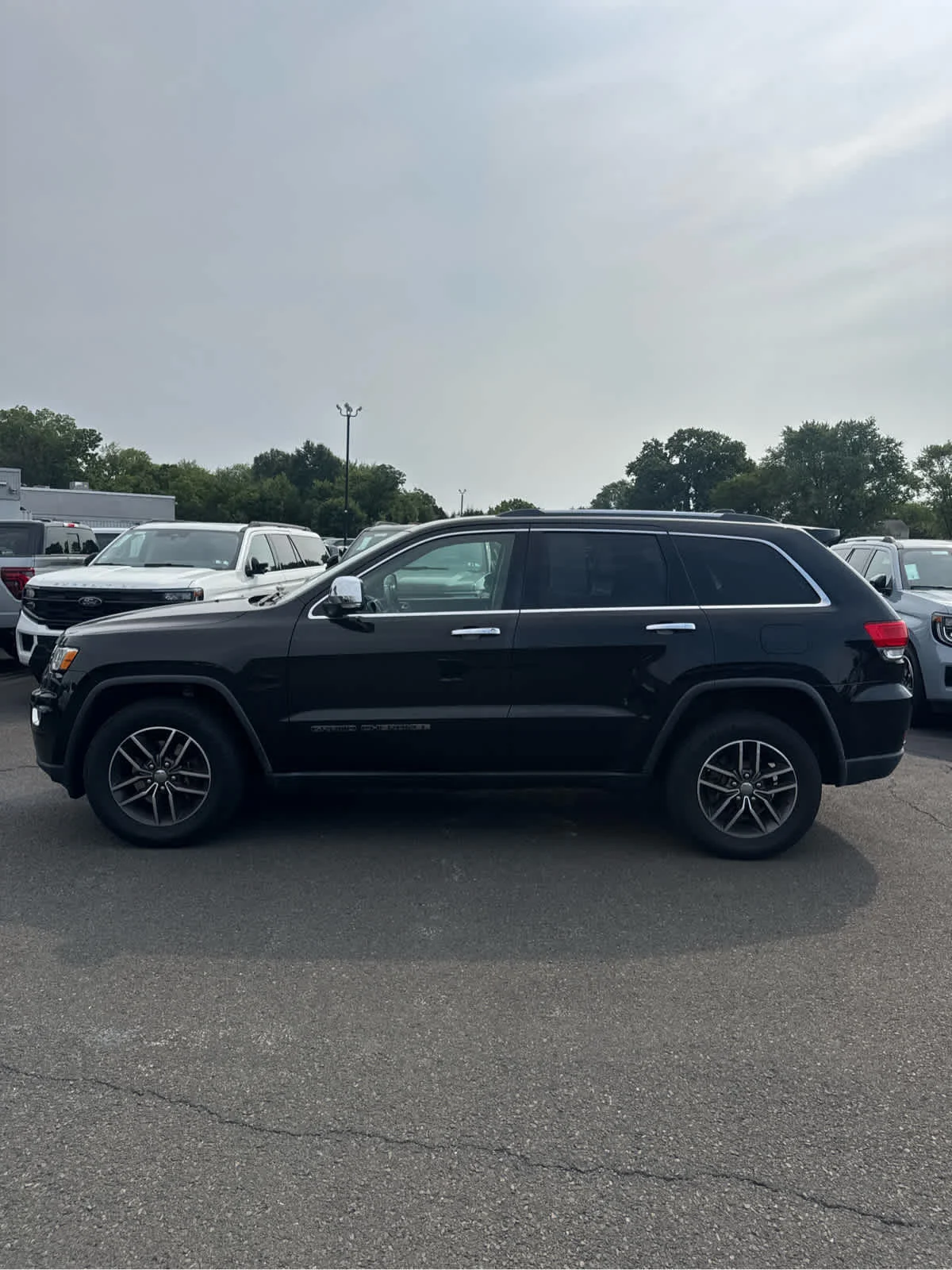 Used 2017 Diamond Black Crystal Pearlcoat Jeep Limited image 2