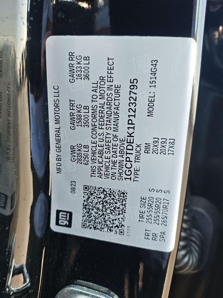 Used 2023 Black Chevrolet Z71 image 25