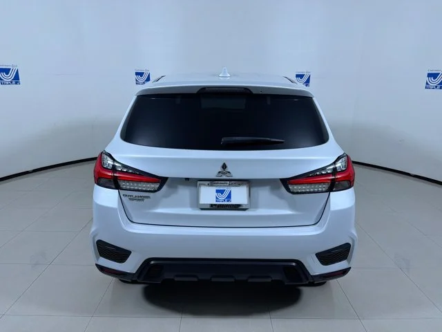 Used 2023 White Mitsubishi SE image 7