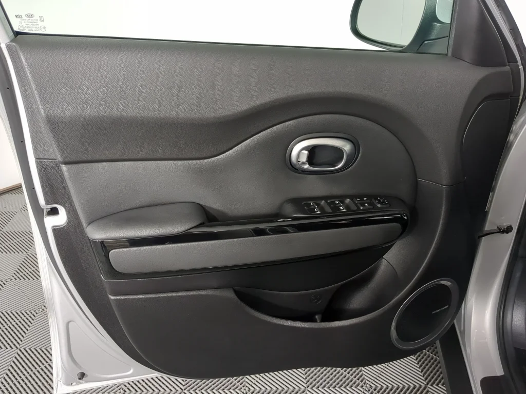 Used 2018 Silver Kia + image 11