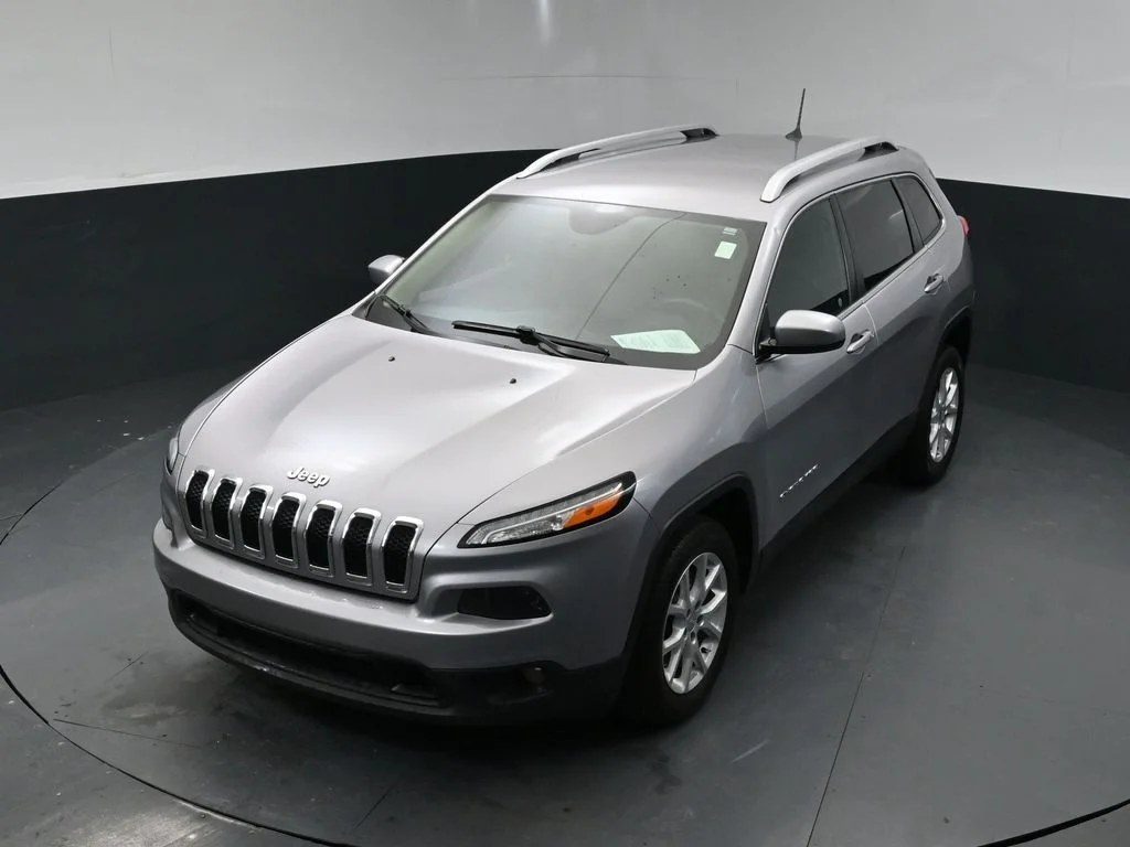 Used 2018 Silver Jeep Latitude Plus image 14