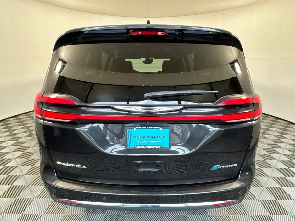 Used 2023 Black Chrysler Touring L image 10