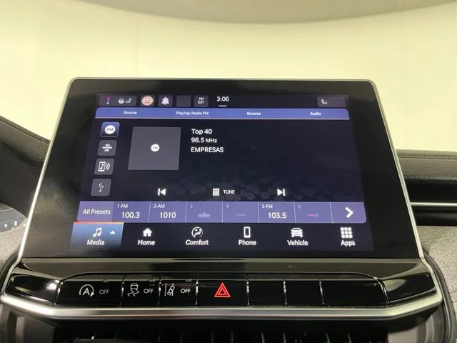Used 2023 Gray Jeep Latitude Lux image 27
