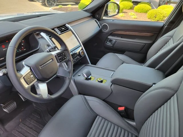 Used 2025 Fuji White Land Rover Dynamic SE image 28