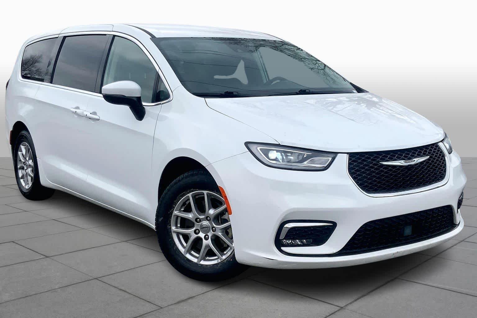 Used 2023 Bright White Clearcoat Chrysler Touring L image 4
