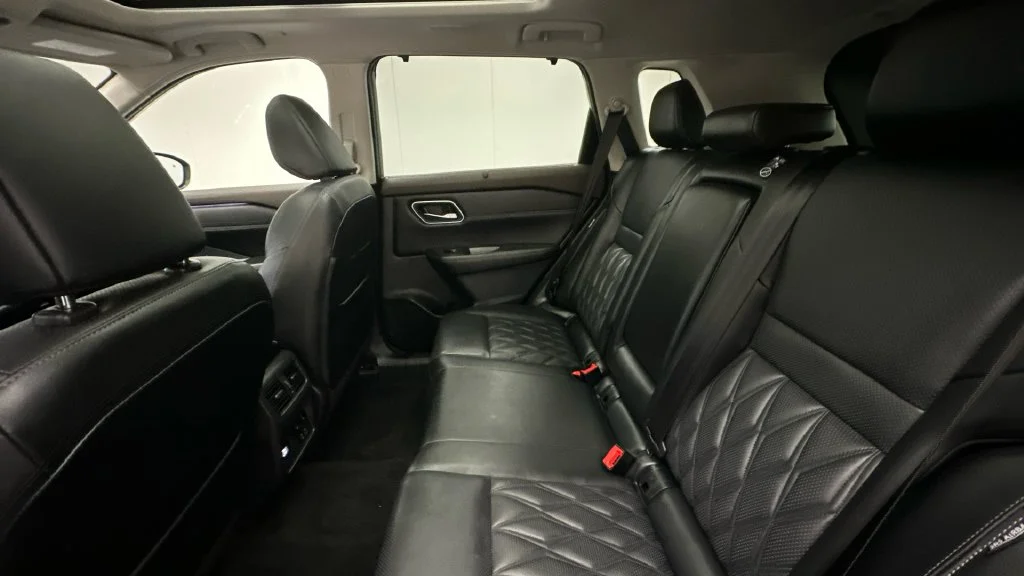 Used 2023 Gray Nissan Platinum image 10
